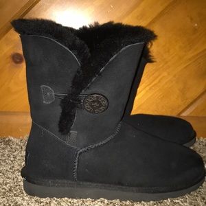 Short black Ugg boots